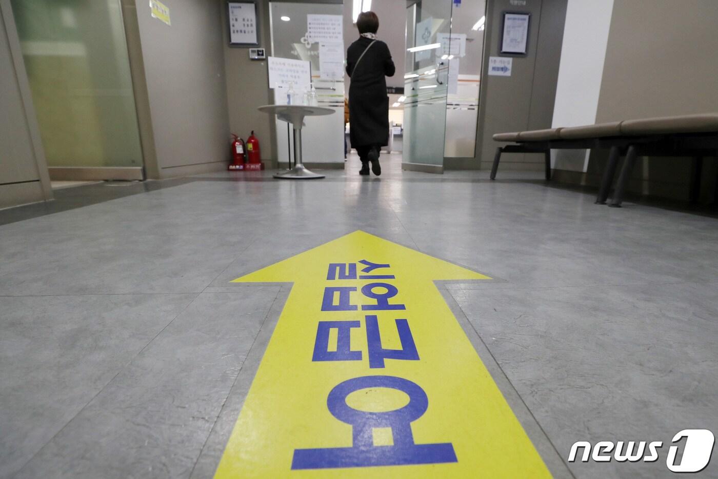 본문 이미지 - 한 여성 구직자가 실업급여 신청을 위해 마포구 서울서부고용복지센터로 들어서고 있다. 2021.3.5/뉴스1 ⓒ News1 박세연 기자