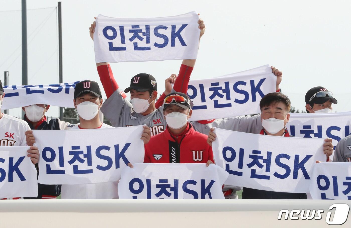 5일 오후 제주 서귀포시 강창학야구장에서 SK와이번스 선수단과 감독, 코치진이 굿바이 와이번스 세레모니를 마친 후 연안부두를 부르며 기념사진을 촬영하고 있다.2021.3.5/뉴스1 ⓒ News1 오현지 기자