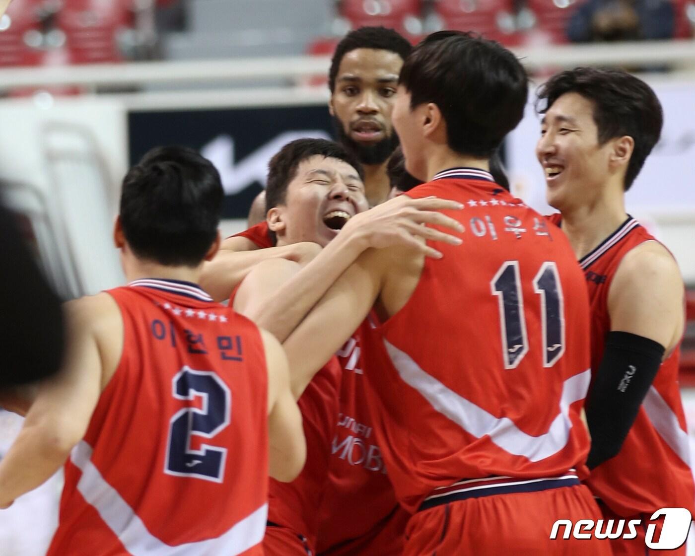 본문 이미지 - 프로농구 2020-21시즌 정규리그 2위를 차지한 울산 현대모비스. /뉴스1 ⓒ News1 윤일지 기자