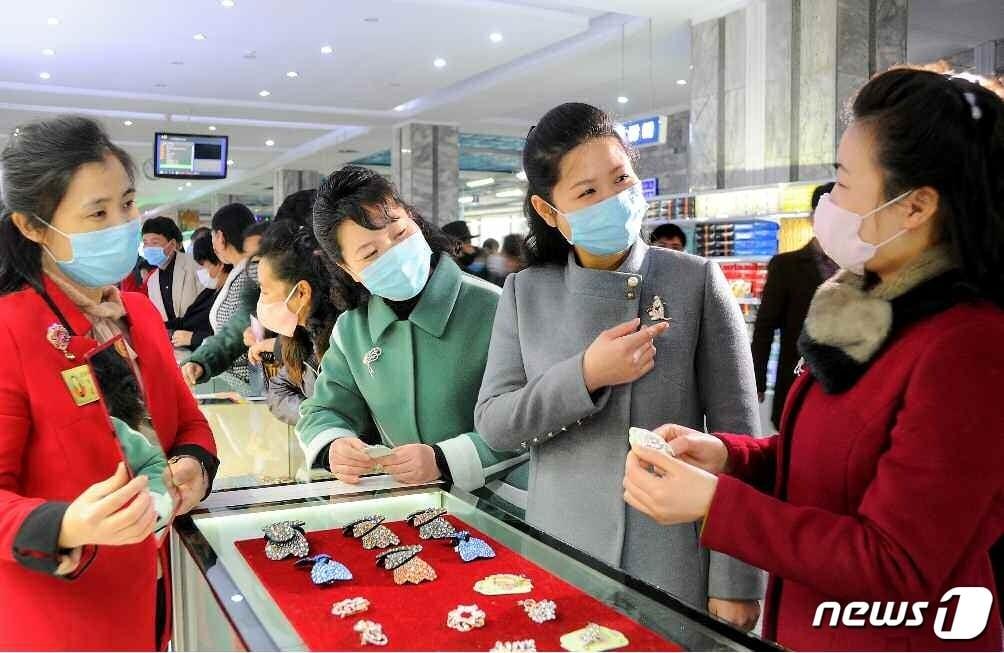 본문 이미지 - (평양 노동신문=뉴스1) = 북한 평양제1백화점 매대 [국내에서만 사용가능. 재배포 금지. DB 금지. For Use Only in the Republic of Korea. Redistribution Prohibited] rodongphoto@news1.kr