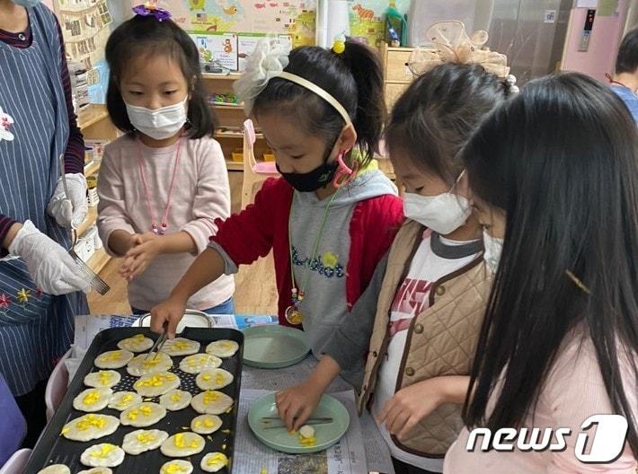 본문 이미지 - 서울 서초구의 '서초형 공유어린이집'에서 아이들이 국화전 만들기 활동을 하고 있다(서초구 제공).ⓒ 뉴스1