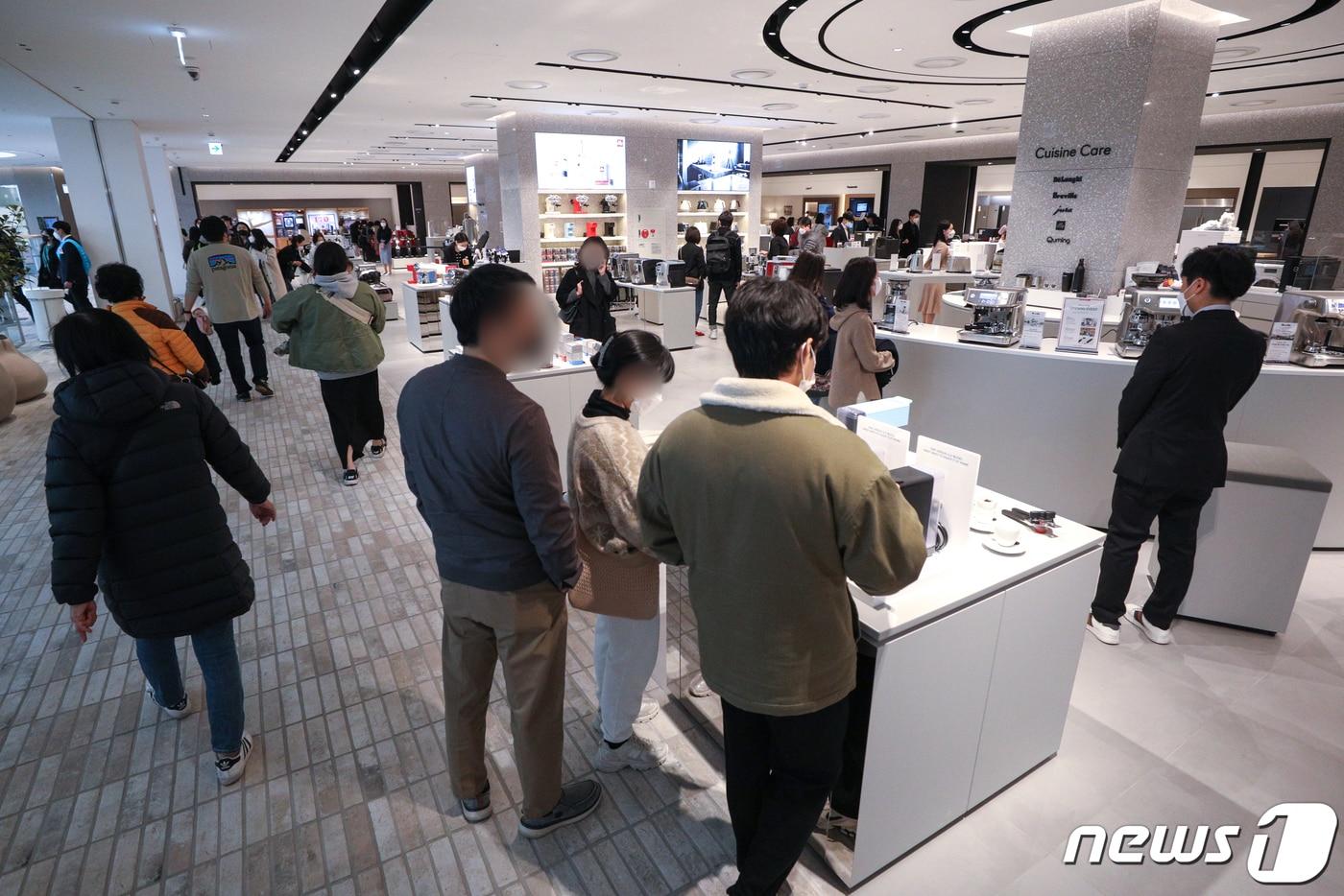 본문 이미지 - 서울의 한 백화점 매장이 쇼핑을 즐기는 시민들로 붐비고 있다.(사진은 기사 내용과 무관함) ⓒ 뉴스1 