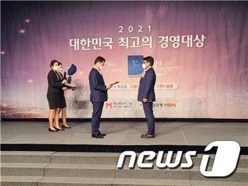 본문 이미지 - 국내 알루미늄 업계 1위인 대전 향토기업 (주)알루코(회장 박도봉)가 매경미디어그룹 주최 제6회 대한민국 최고의 경영대상 시상식에서 기술혁신경영부문 대상을 수상했다. ⓒ 뉴스1