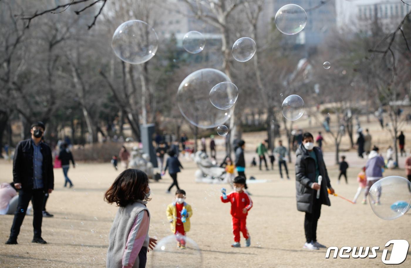 본문 이미지 - 7일 오후 광진구 어린이대공원에서 시민들이 나들이를 하고 있다. 2021.3.7/뉴스1 ⓒ News1 안은나 기자