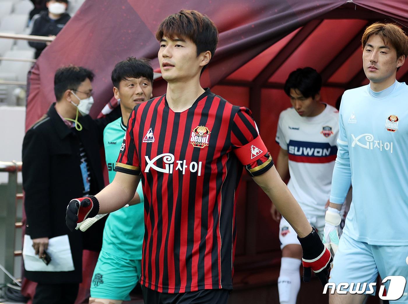 본문 이미지 - 7일 오후 서울 마포구 상암동 서울월드컵경기장에서 열린 프로축구 '하나원큐 K리그1 2021' FC서울과 수원FC의 경기에서 FC서울 주장 기성용이 입장하고 있다. 2021.3.7/뉴스1 ⓒ News1 이동해 기자