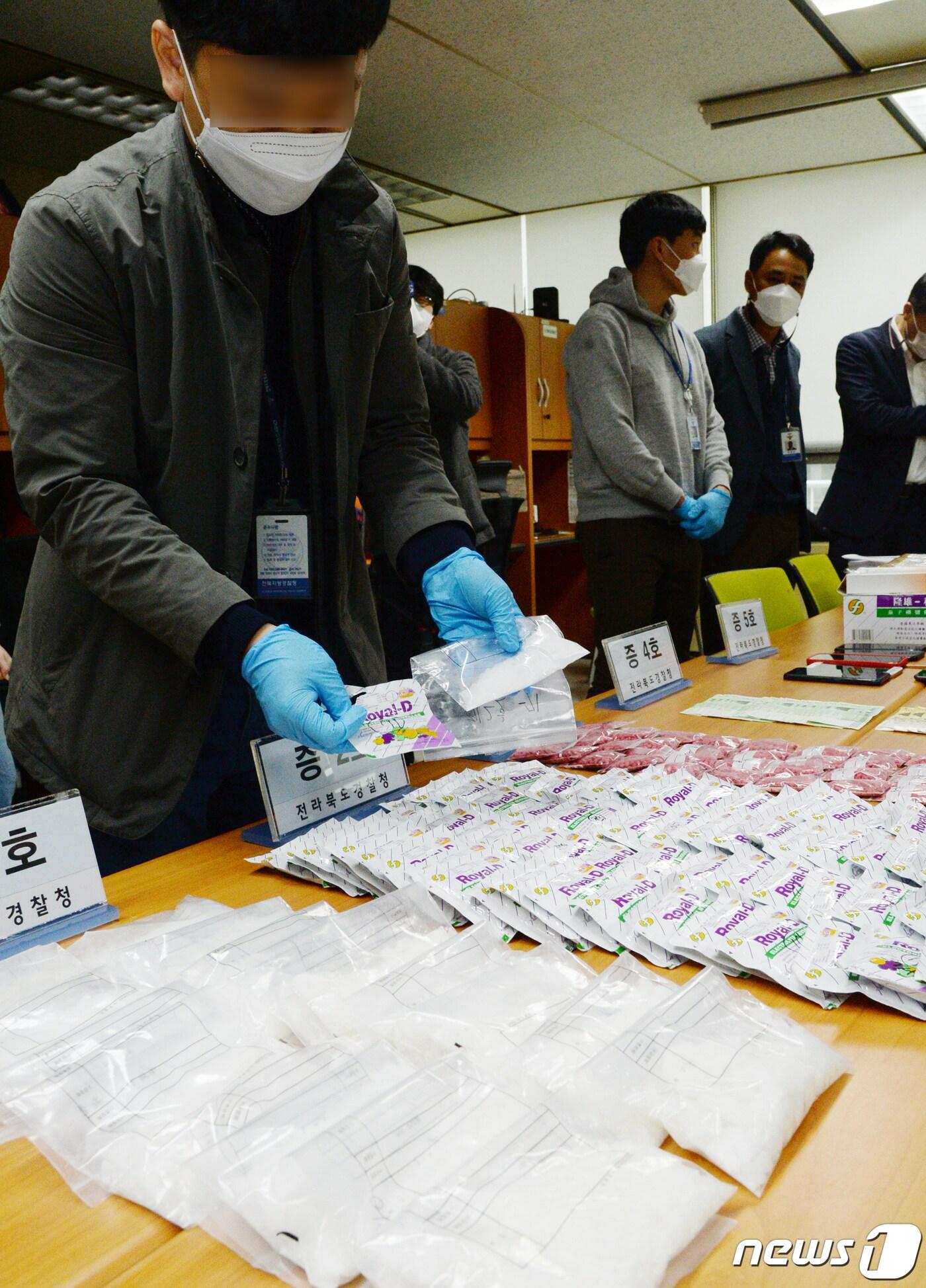 본문 이미지 - 전북경찰청 마약범죄수사대 관계자들이 지난달 8일 마약을 국내에 밀반입해 유통한 태국인들을 검거하며 압수한 증거품을 정리하고 있다.  ⓒ News1