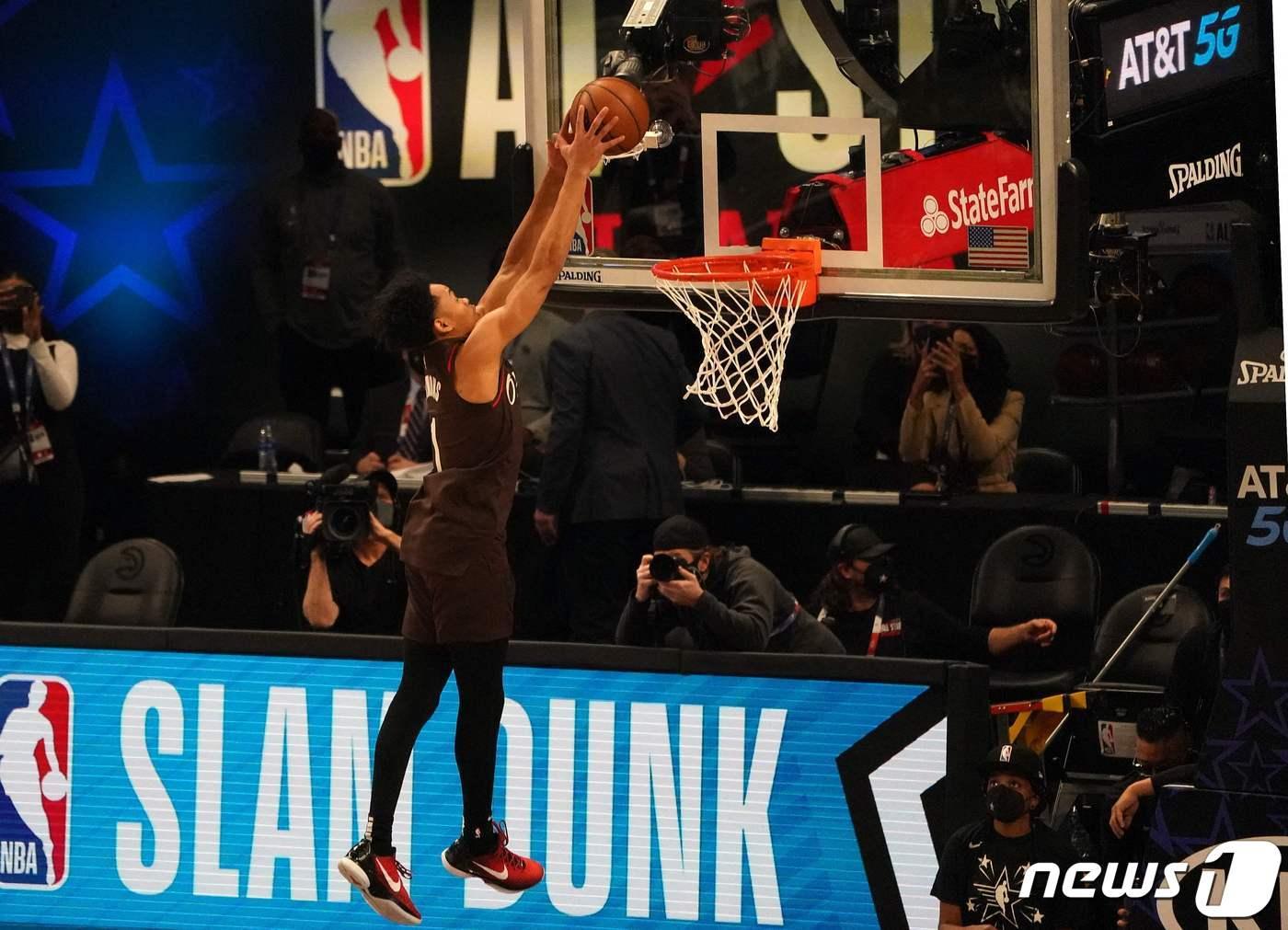 본문 이미지 - 앤퍼니 사이먼스(포틀랜드)가 8일(한국시간) NBA 올스타전 슬램덩크 컨테스트에서 덩크슛을 시도하고 있다.  ⓒ AFP=뉴스1