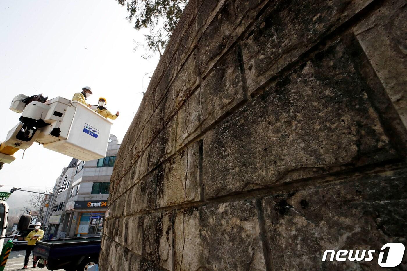 본문 이미지 - 급경사지에서 해빙기 대비 취약 시설물에 대해 안전점검을 실시하고 있다.2021.3.8/뉴스1 ⓒ News1 허단비 기자