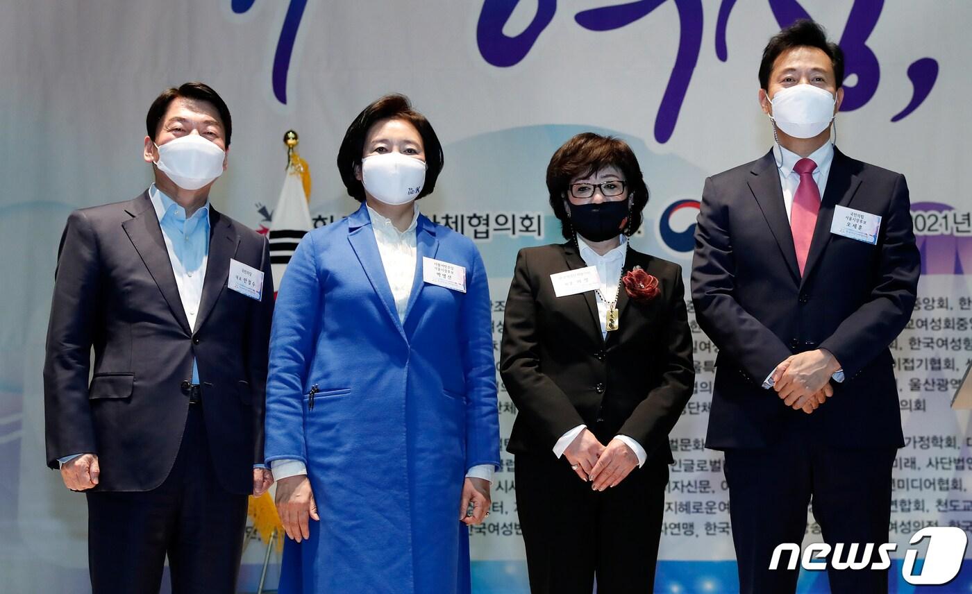본문 이미지 - 안철수 국민의당 서울시장 후보(왼쪽부터), 박영선 더불어민주당 서울시장 후보, 오세훈 국민의힘 서울시장 후보가 8일 오후 서울 영등포구 공군호텔에서 열린 제113주년 3·8 세계 여성의 날 기념식에 참석, 허명 한국여성단체협의회 회장(왼쪽 세 번째)과 기념촬영하고 있다. 2021.3.8/뉴스1 ⓒ News1 성동훈 기자