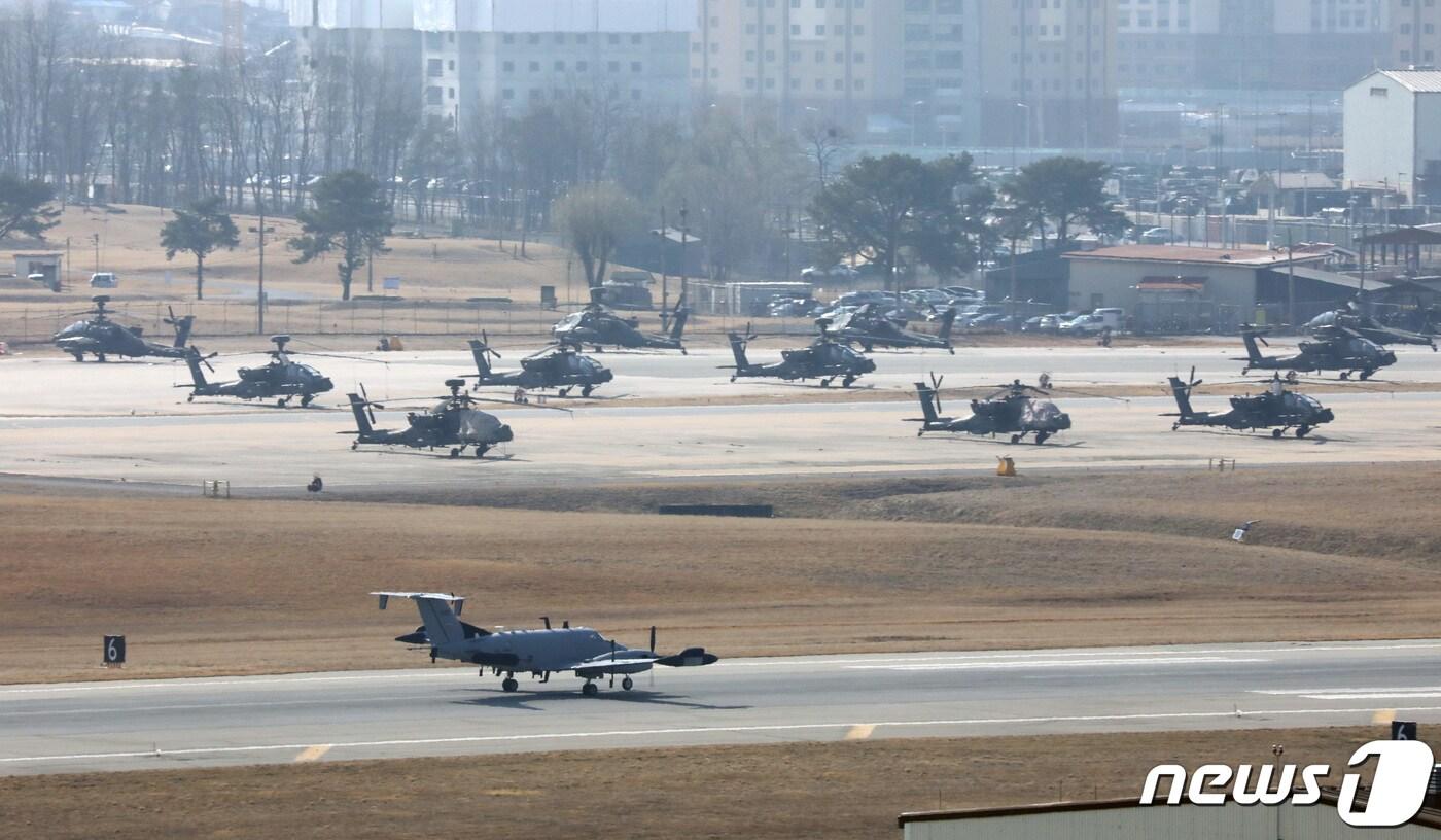 올해 전반기 한미 연합 지휘소연습(CCPT)이 시작된 8일 오후 경기도 평택 캠프 험프리스에 미군 헬기들이 계류돼 있다. 이번 훈련은 컴퓨터 시뮬레이션 방식의 도상훈련(CPX)으로만 진행되며, 한미 양국 군이 참여하는 대규모 야외 실기동훈련(FTX)은 포함되지 않는다. 2021.3.8/뉴스1 ⓒ News1 조태형 기자