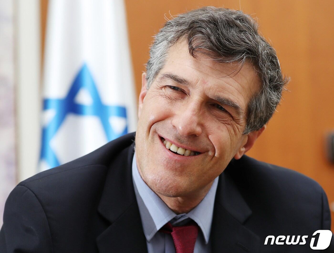 본문 이미지 - 아키바 토르 주한 이스라엘 대사가 8일 오후 서울 종로구 이스라엘 대사관에서 뉴스1과 인터뷰를 갖고 있다. 2021.3.8/뉴스1 ⓒ News1 박지혜 기자