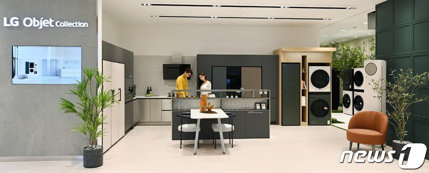 국내 백화점 내 LG전자 베스트샵 매장 가운데 가장 큰 규모인 서울 여의도의 더현대 서울점에 조성된 공간 인테리어 가전 'LG 오브제컬렉션' 체험존(LG전자 제공) ⓒ 뉴스1