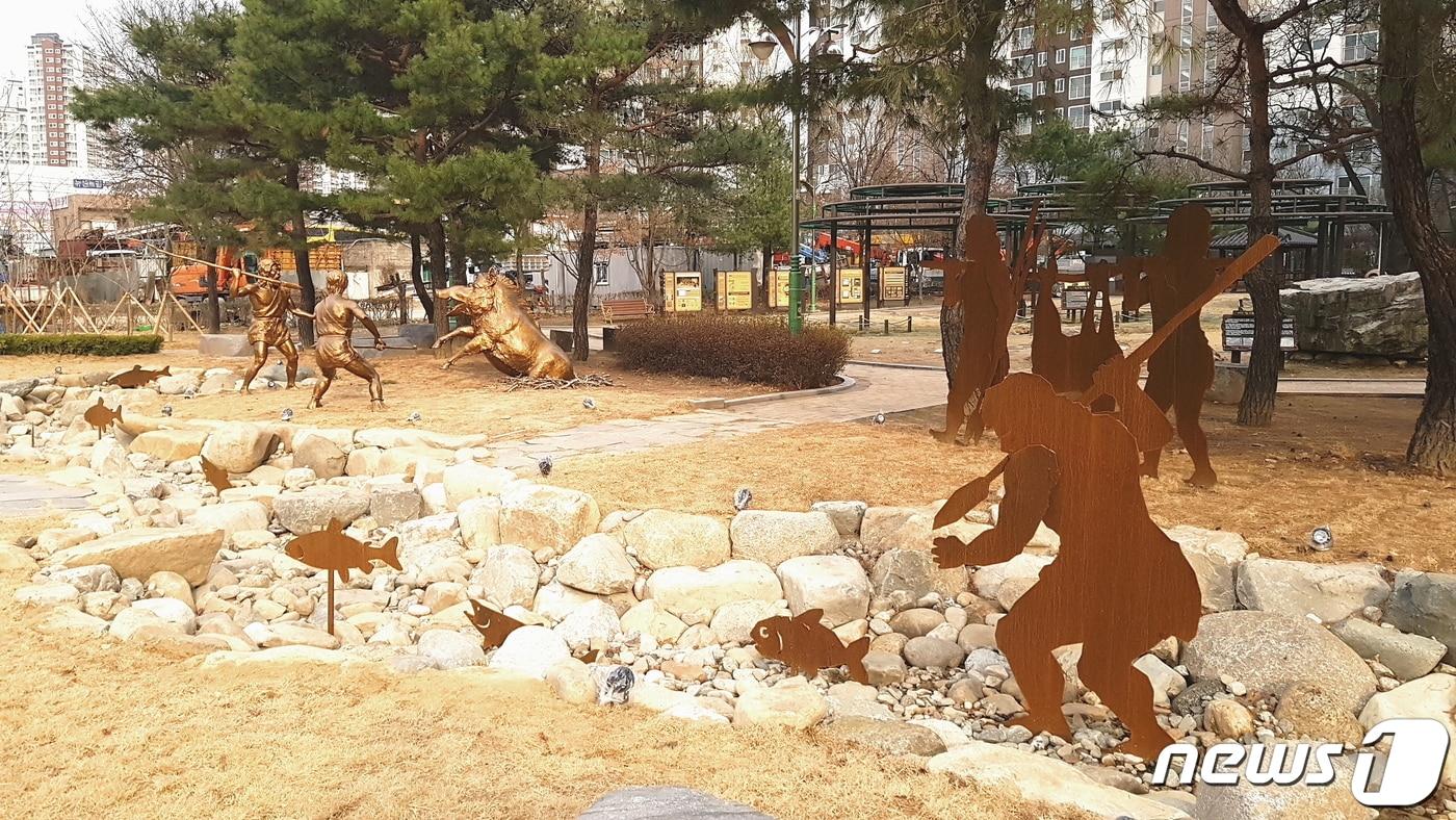 본문 이미지 - 청동기 유적이 무더기로 출토된 대구 달서구 한샘청동공원에 원시인 조형물이 설치됐다.(대구 달서구 제공) ⓒ 뉴스1