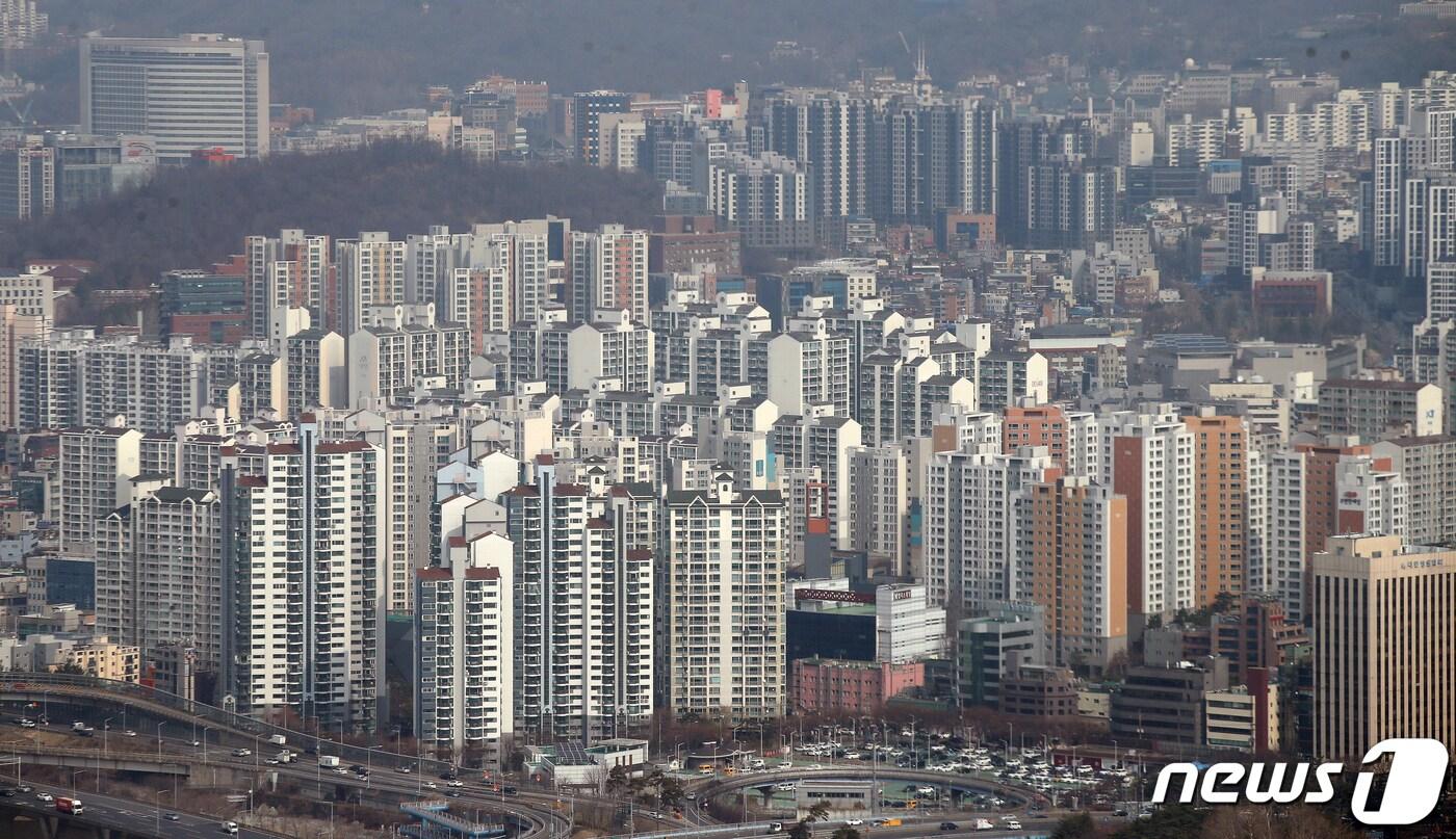 본문 이미지 - 서울 영등포구 63아트에서 바라본 서울 일대 아파트 단지 모습. 2021.3.9/뉴스1 ⓒ News1 김진환 기자