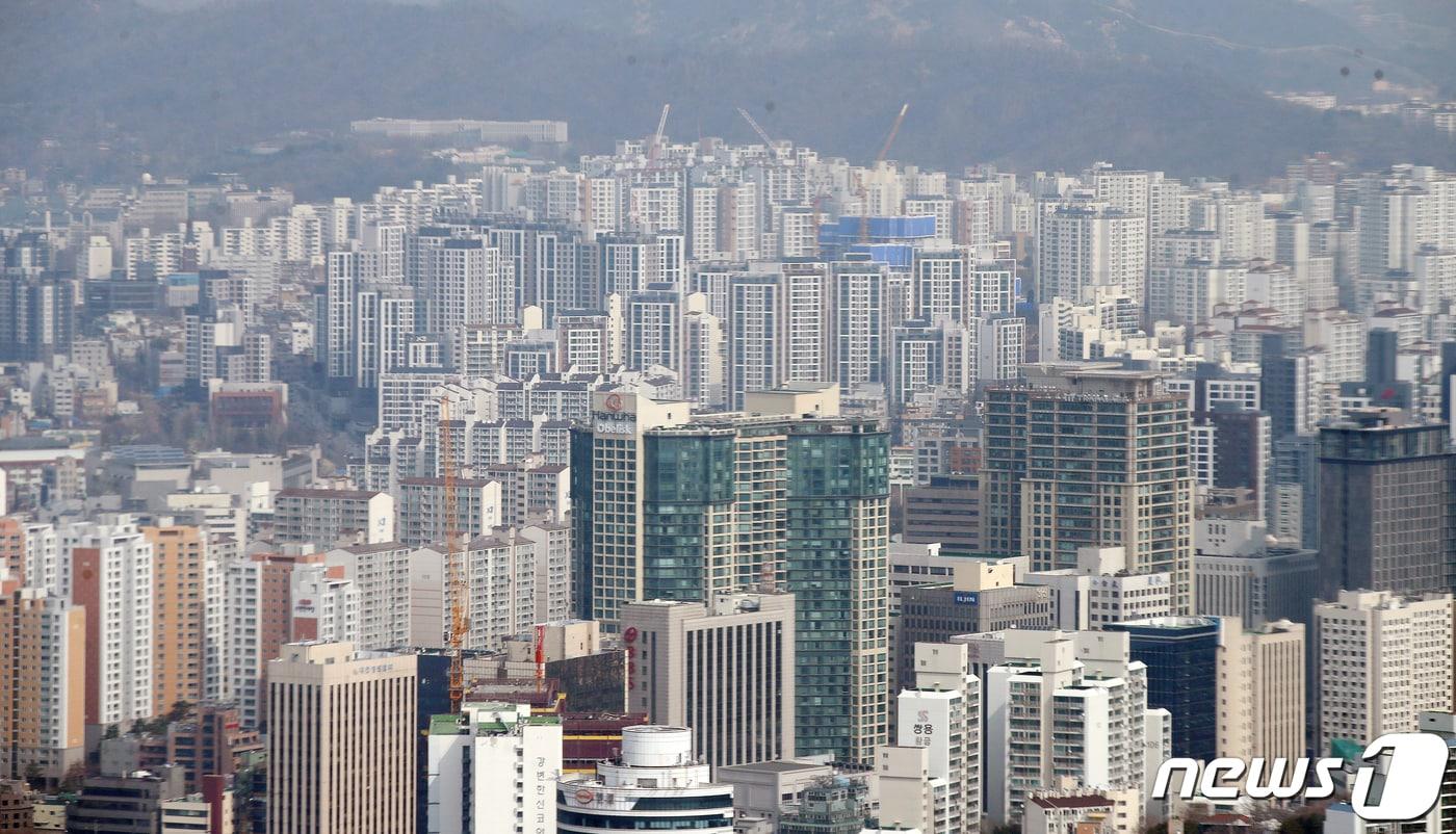 본문 이미지 - 서울 영등포구 63아트에서 바라본 서울 일대 아파트 단지 모습. 2021.3.9/뉴스1 ⓒ News1 김진환 기자