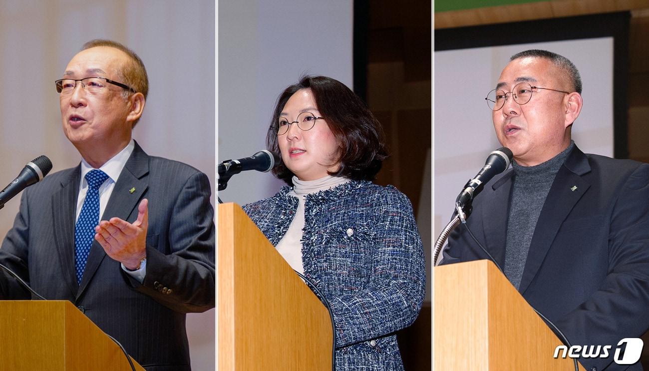 본문 이미지 - 8일 서울 용산구 본사에서 열린 깨끗한나라 창립 55주년 기념식 및 사사(社史) 편찬회 모습. 왼쪽부터 최병민 회장, 최현수 대표이사, 박견우 노조위원장.(깨끗한나라 제공) ⓒ 뉴스1