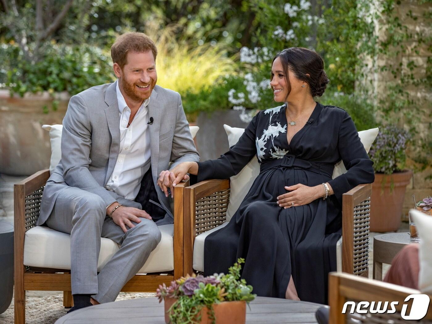 본문 이미지 - 영국 왕실과 결별하고 미국에 거주 중인 해리 왕자와 메건 마클 왕자비가 8일(현지시간) 캘리포니아주 로스앤젤레스의 CBS에서 오프라 윈프리와 인터뷰를 하고 있다. <자료사진>ⓒ 로이터=뉴스1 ⓒ News1 우동명 기자