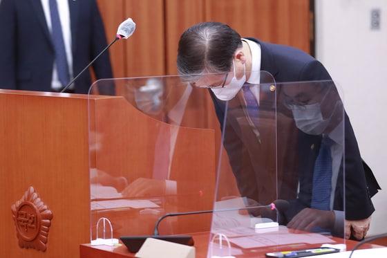 본문 이미지 - 변창흠 국토교통부 장관이 9일 오후 서울 여의도 국회에서 열린 국토교통위원회 전체회의에서 현안보고를 앞두고 허리숙여 인사하고 있다. 2021.3.9/뉴스1 ⓒ News1 성동훈 기자