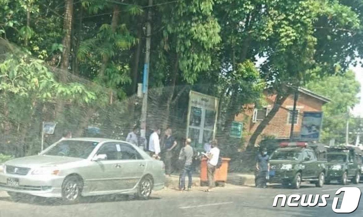 본문 이미지 - CNN 수석특파원 크라리사 와드 팀이 31일(현지시간) 군경의 호위를 받으며 미얀마 양곤을 취재하고 있다.(트위터 갈무리)ⓒ 뉴스1