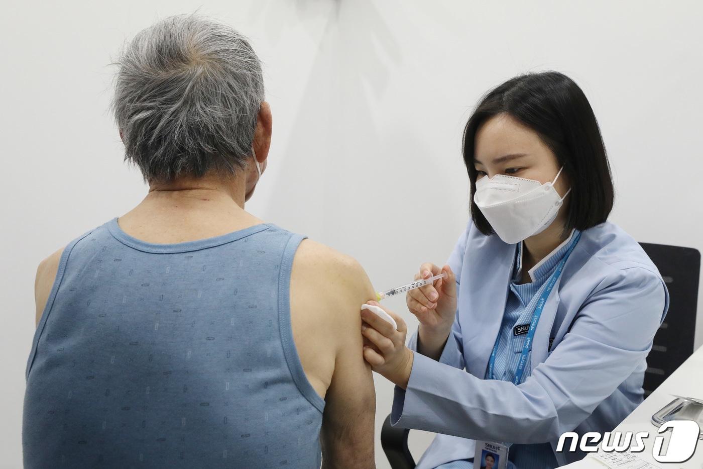 본문 이미지 - 만 75세 이상 고령층과 노인시설 입소·종사자에 대한 신종 코로나바이러스 감염증(코로나19) 예방접종 시작한 1일 오전 서울 성동구청에 마련된 서울시1호 코로나19 예방접종센터에서 한 어르신이 화이자 백신을 접종 받고 있다. 2021.4.1/뉴스1 ⓒ News1 임세영 기자