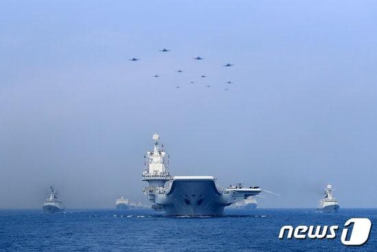 본문 이미지 - 사진은 남중국해에서 기동훈련 중인 중국 해군 모습. ⓒ 로이터=뉴스1 자료 사진