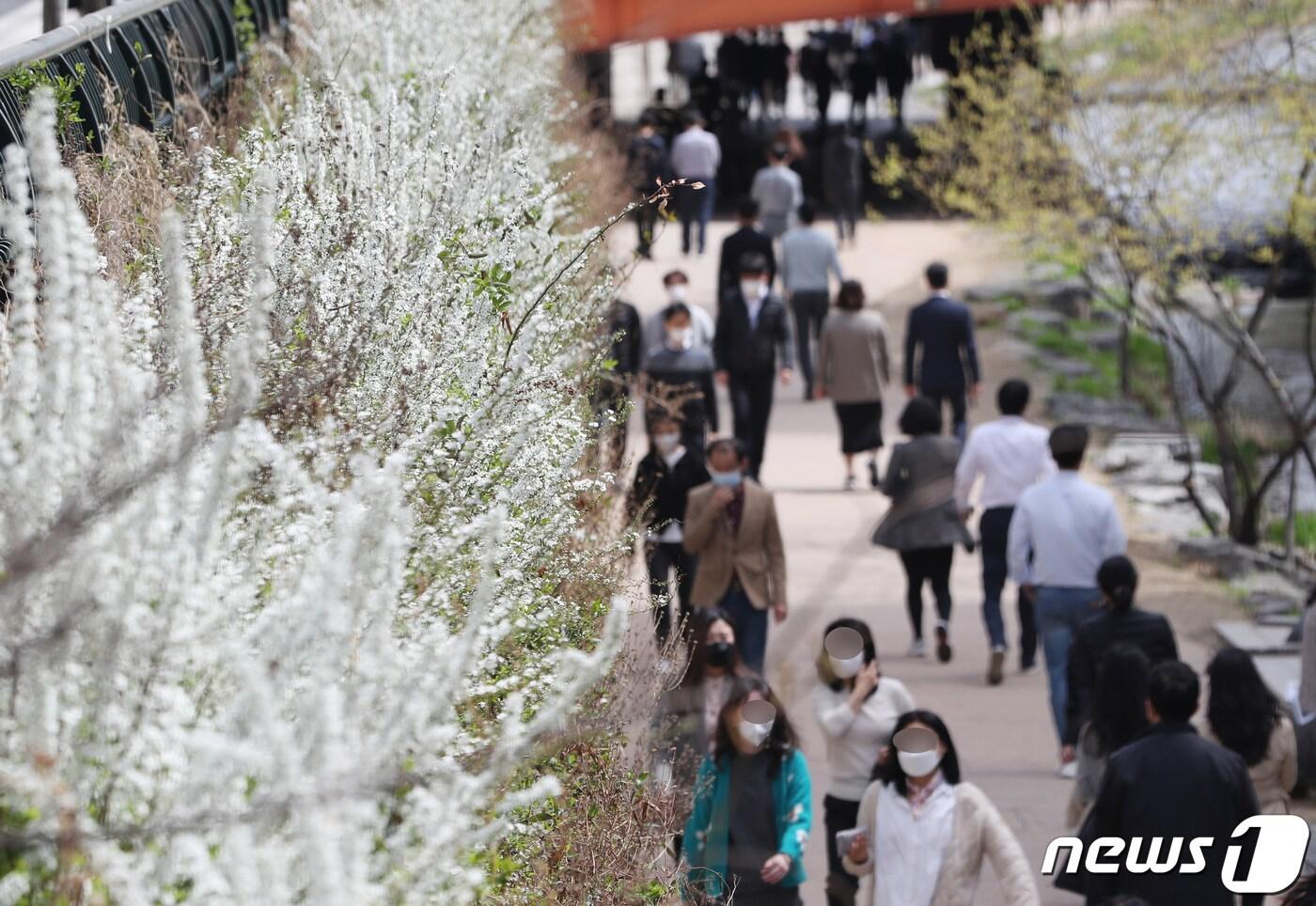 본문 이미지 - 서울의 낮 최고기온이 24도까지 오르며 올봄 들어 가장 따뜻한 날씨를 보인 1일 오후 서울 청계천 일대를 찾은 시민들이 산책을 즐기고 있다. 2021.4.1/뉴스1 ⓒ News1 김영운 기자