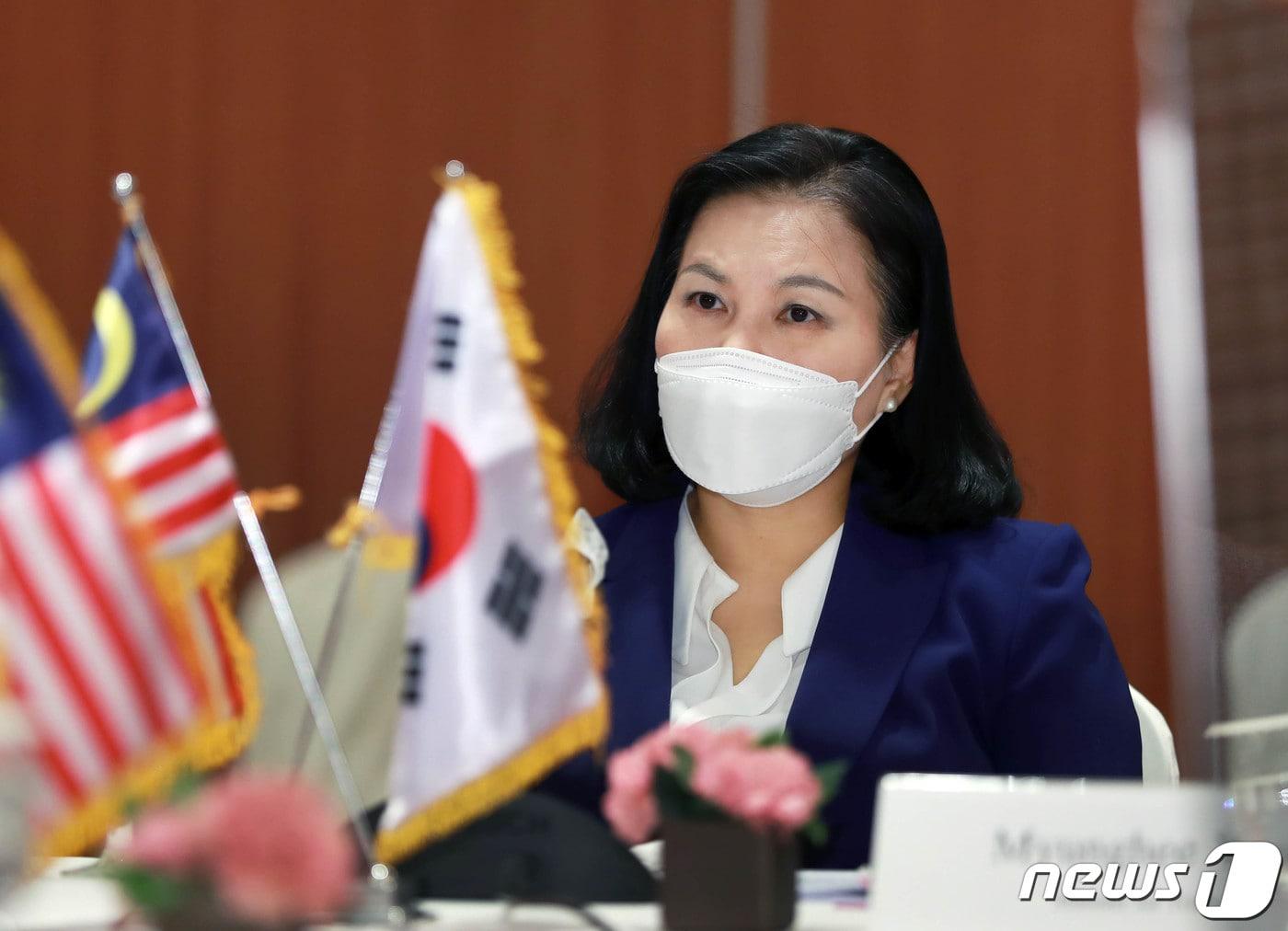 본문 이미지 - 유명희 산업통상자원부 통상교섭본부장이 1일 오후 서울 중구 소공동 롯데호텔에서 모하마드 아즈민 알리 말레이시아 통상산업부 장관과 면담하고 있다. (산업통상자원부 제공) 2021.4.1/뉴스1