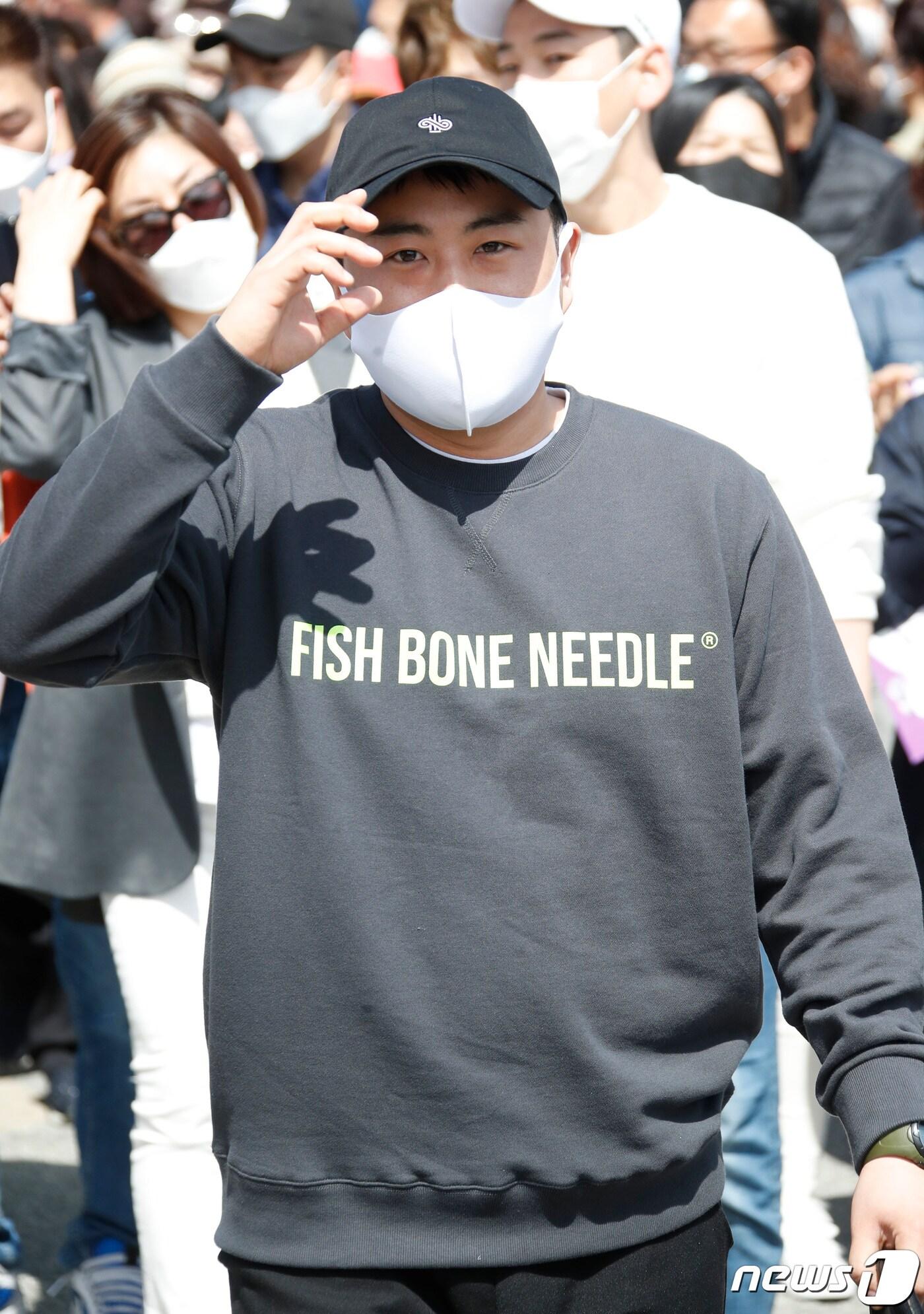 본문 이미지 - ‘트바로티’ 가수 김호중(30)이 1일 충청남도 논산 육군혼련소에 입소하기 전 팬들에게 인사를 하고 있다. 김호중은 이날 입소해 3주간 기초군사 훈련을 받은 뒤 서초동 복지기간에서 사회복무요원으로 국방의 의무를 이어갈 예정이다. 앞서 김호중은 지난해 9월10일부터 서울 서초동 한 복지기관에서 군 대체 복무를 시작했다. 한편 김호중은 오는 2022년 6월9일 소집해제한다. 2021.4.1./뉴스1 ⓒ News1 권현진 기자