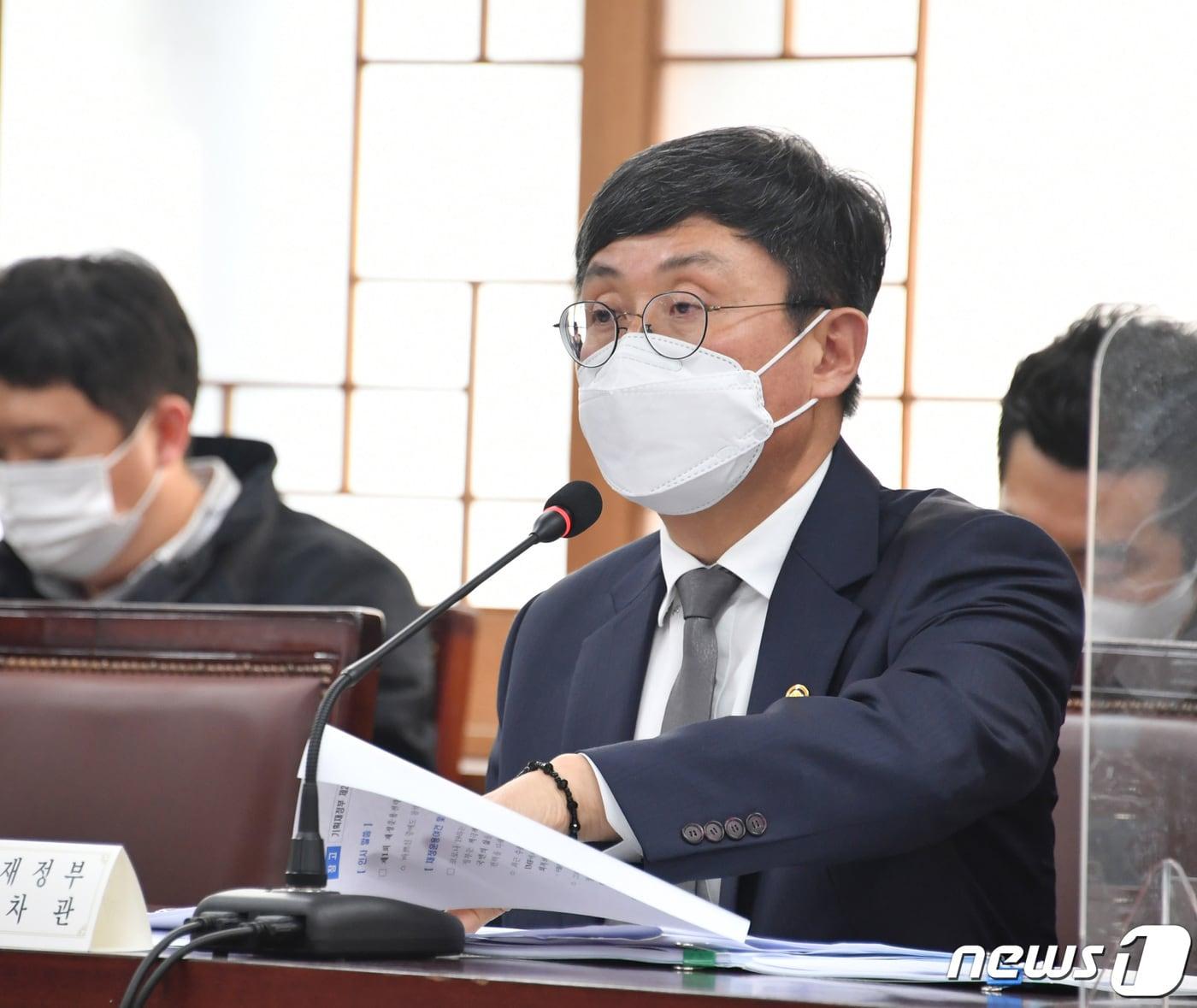 본문 이미지 - 안도걸 기획재정부 차관이 1일 서울 종로구 정부서울청사에서 열린 '제1회 재정운용전략협의회'에서 모두발언을 하고 있다. (기획재정부 제공) 2021.4.1/뉴스1