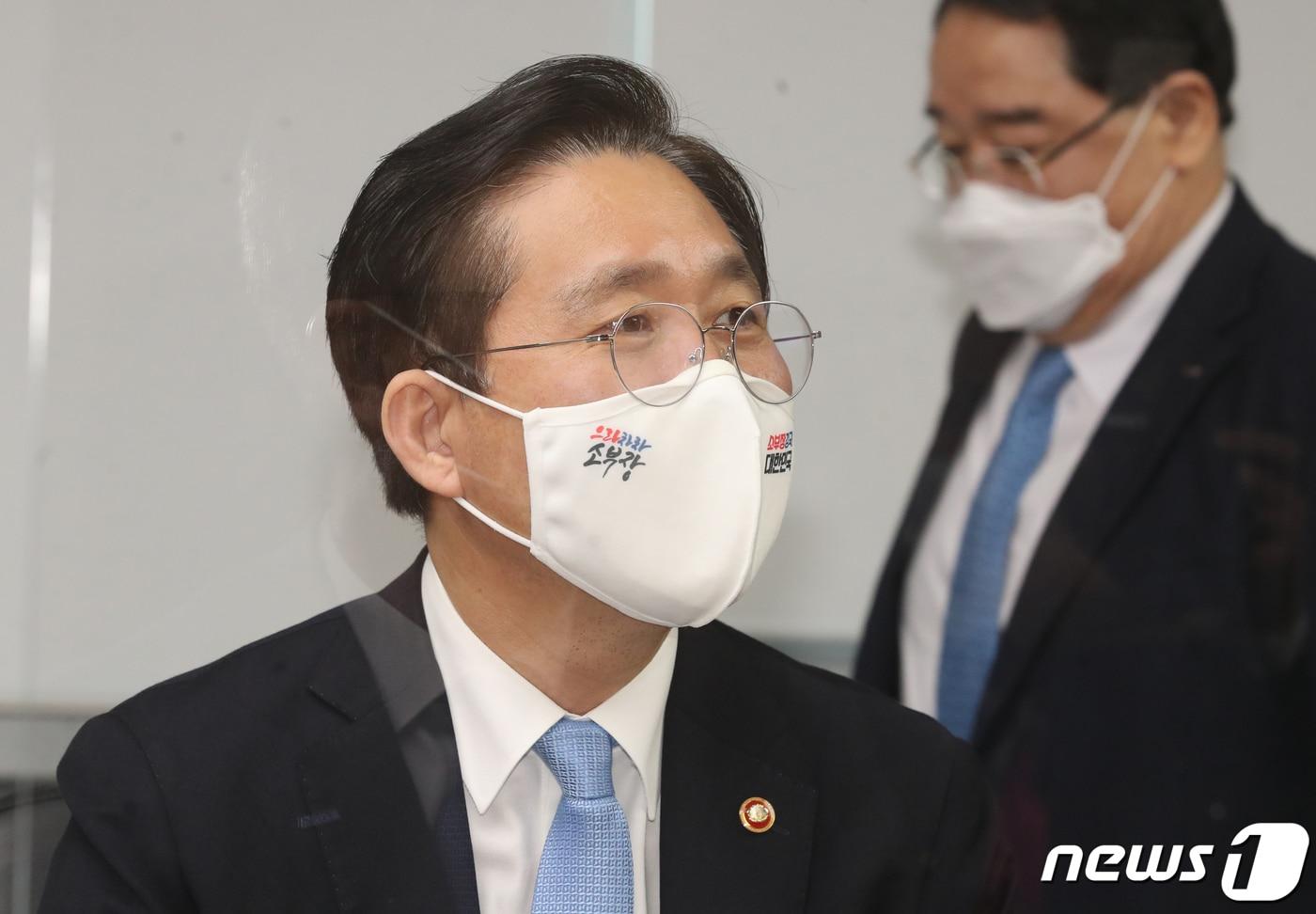 본문 이미지 - 성윤모 산업통상자원부 장관이 1일 오전 부산 해운대구 부산 현대 글로벌서비스에서 열린 '산업 디지털전환 확산 현장 간담회'에서 모두 발언을 하고 있다. 2021.4.1/뉴스1 ⓒ News1 여주연 기자