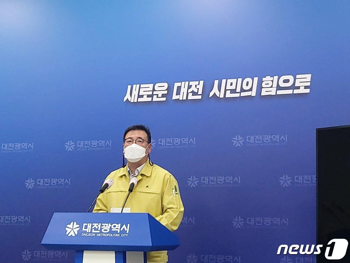 본문 이미지 - 정해교 대전시 보건복지국장이 1일 대전시청 기자회견장에서 브리핑을 하고 있다. ⓒ 뉴스1