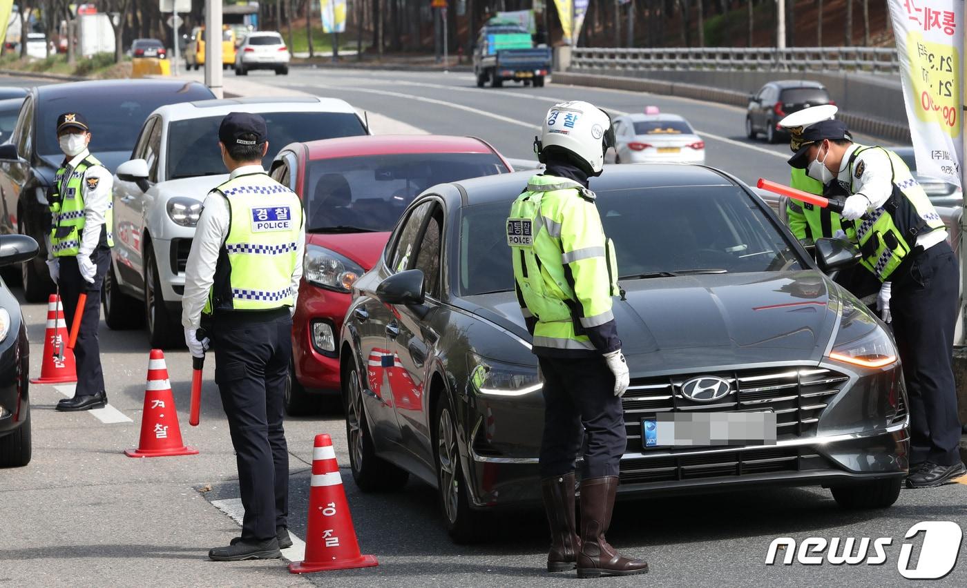 대전경찰청과 둔산경찰서 소속 경찰관들이 음주단속을 벌이고 있다. (뉴스1 자료사진)2021.4.1/뉴스1 ⓒ News1 김기태 기자
