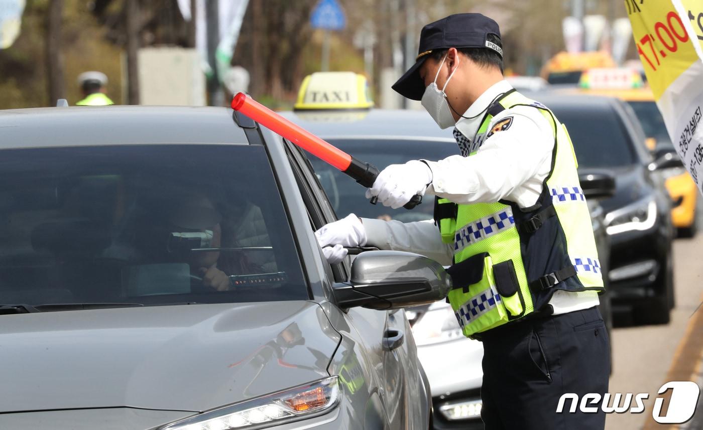 대전경찰청은 관내 상습 음주 운전자에 대한 차량압수 요건을 확대 적용한다고 28일 밝혔다. 대전 서구일대에서 대전경찰청과 둔산경찰서 소속 경찰관들이 음주단속을 벌이고 있다. /뉴스1 ⓒ News1 김기태 기자