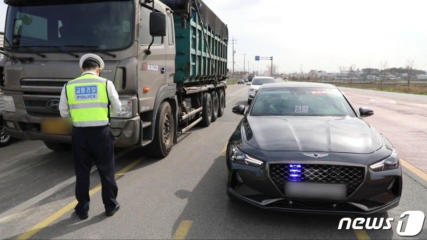 1일 오전 전북 전주시 도도동 한 도로에서 전북경찰청 암행순찰팀이 화물차의 교통법규 위반을 적발해 단속하고 있다.2021.4.1/ⓒ 뉴스1