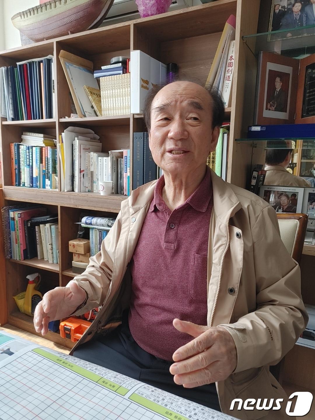 본문 이미지 - 노인들을 위한 자가 건강운동 방법을 개발한 충북안전교육협의회 이중재 사무총장.ⓒ 뉴스1