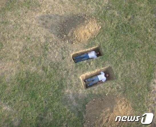 본문 이미지 - 구덩이에 묻힌 시신? - 더선 갈무리