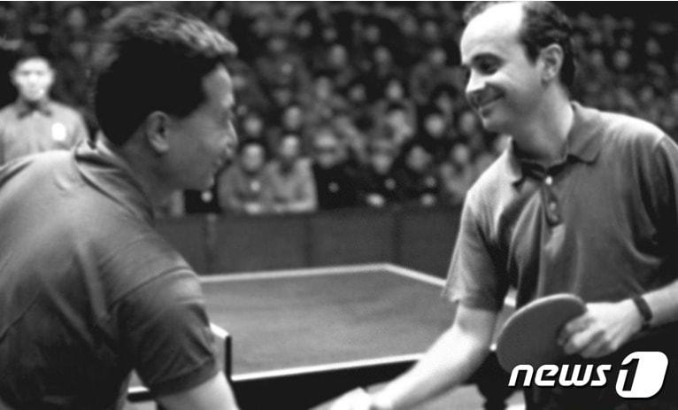 본문 이미지 - 1971년 미중 탁구 대표팀이 베이징에서 친선 게임을 벌이고 있는 모습 - 신화통신 갈무리