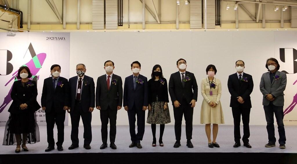 본문 이미지 - 류원준 유디남포치과의원 대표원장(오른쪽에서 두번째)과 '제 10회 부산국제화랑아트페어' 개막식에 참석한 내빈들이 기념사진을 촬영하고 있다.(사진제공=유디치과) ⓒ 뉴스1