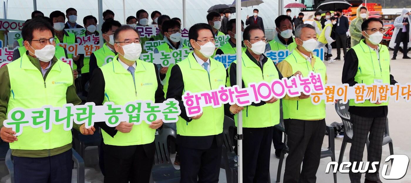 김영록 전라남도지사와 이개호 국회의원, 이성희 농협중앙회장, 이상익 함평군수 등이 12일 오전 함평군 나산면 덕림리 나비골농협 육묘장에서 열린 범농협 영농지원 발대식에서 함께하는 100년 농협 퍼포먼스를 하고 있다.&#40;전남도 제공&#41; 2021.4.12/뉴스1 ⓒ News1 전원 기자