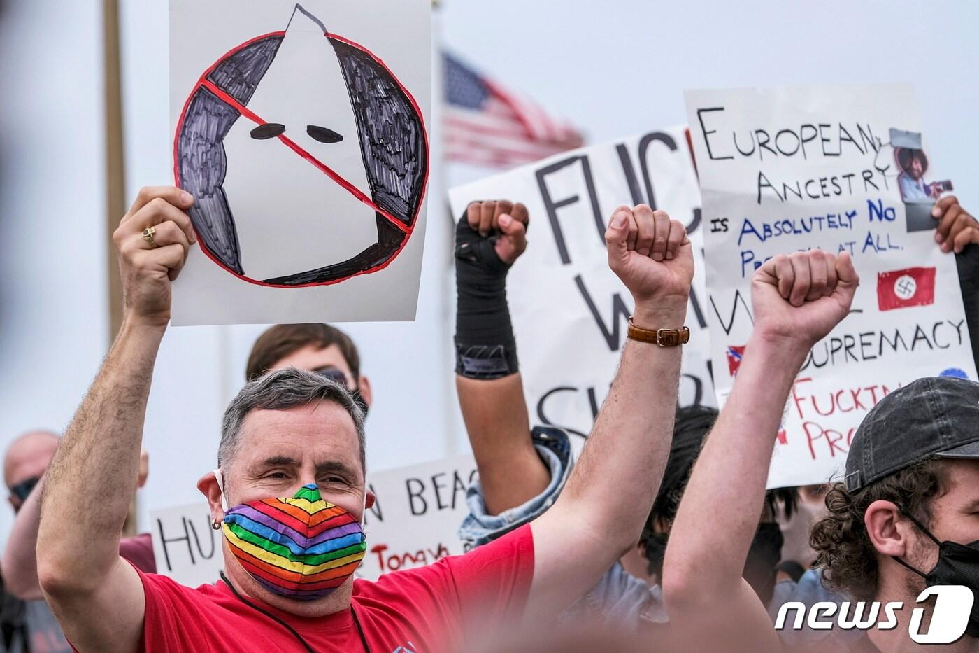 본문 이미지 - 미국 허팅턴 해변에서 '백인의 인권도 중요하다'(White lives matter)를 주장하는 백인우월주의 집단과 이에 반대하는 단체가 2021년 4월 11일(현지시간) 충돌했다. (사진은 기사 내용과 무관함) ⓒ 로이터=뉴스1 ⓒ News1 원태성 기자