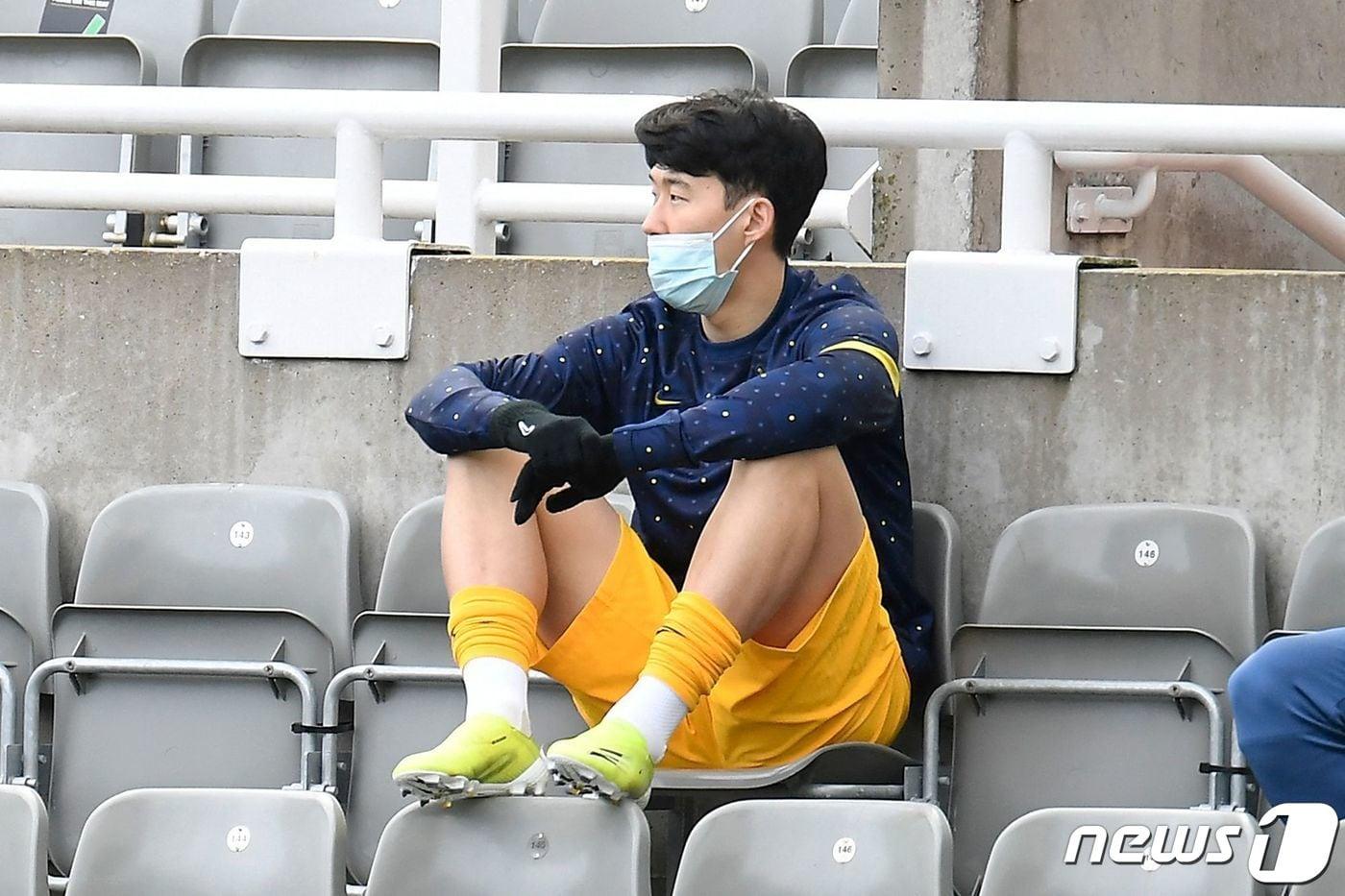 본문 이미지 - 인종차별을 받은 손흥민. ⓒ AFP=뉴스1