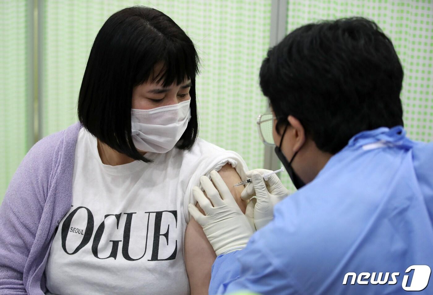 본문 이미지 - '혈전' 발생 논란으로 한동안 접종이 보류·연기됐던 아스트라제네카(AZ)의 신종 코로나바이러스 감염증(코로나19) 백신 접종이 재개된 12일 인천시 미추홀구보건소에서 장애인시설 종사자가 AZ백신을 접종받고 있다. 2021.4.12/뉴스1 ⓒ News1 정진욱 기자