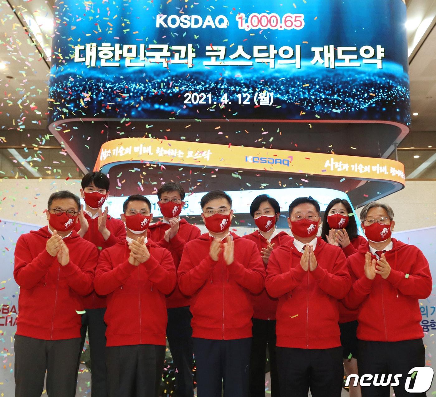 본문 이미지 - 12일 오후 서울 영등포구 한국거래소 사옥에서 김학균 한국거래소 코스닥시장위원회 위원장, 장경호 코스닥협회 회장, 손병두 한국거래소 이사장, 나재철 금융투자협회 회장, 홍순욱 한국거래소 코스닥시장본부장 등 참석자들이 코스닥지수 1000 돌파 기념촬영을 하고 있다. (한국거래소 제공) 2021.4.12/뉴스1