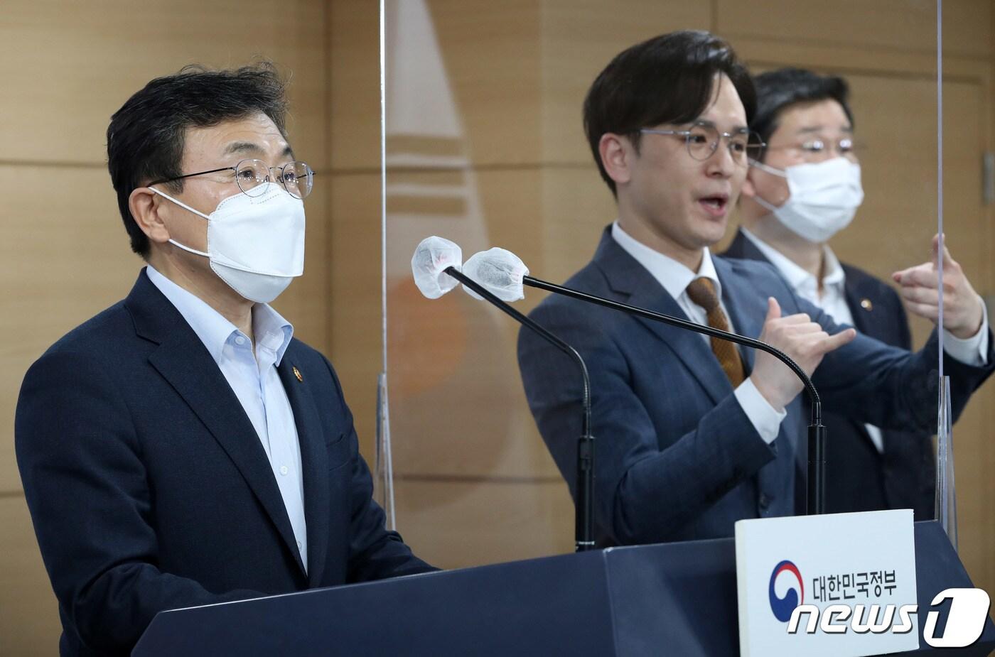 본문 이미지 - 권덕철 중앙재난안전대책본부 1차장(보건복지부 장관)이 12일 오후 서울 종로구 세종대로 정부서울청사에서 코로나19 대응 특별방역점검회의 비대면 브리핑을 하고 있다. 2021.4.12/뉴스1 ⓒ News1 박정호 기자