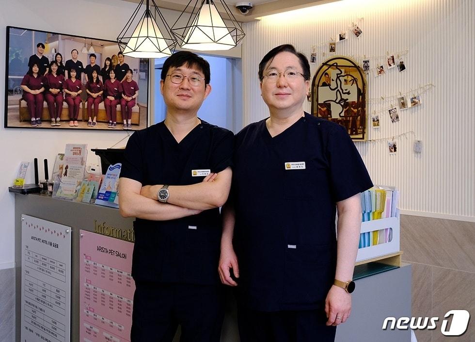 본문 이미지 - 이영수·박천식 수의사. 사진 아리스타동물의료센터 제공 ⓒ 뉴스1