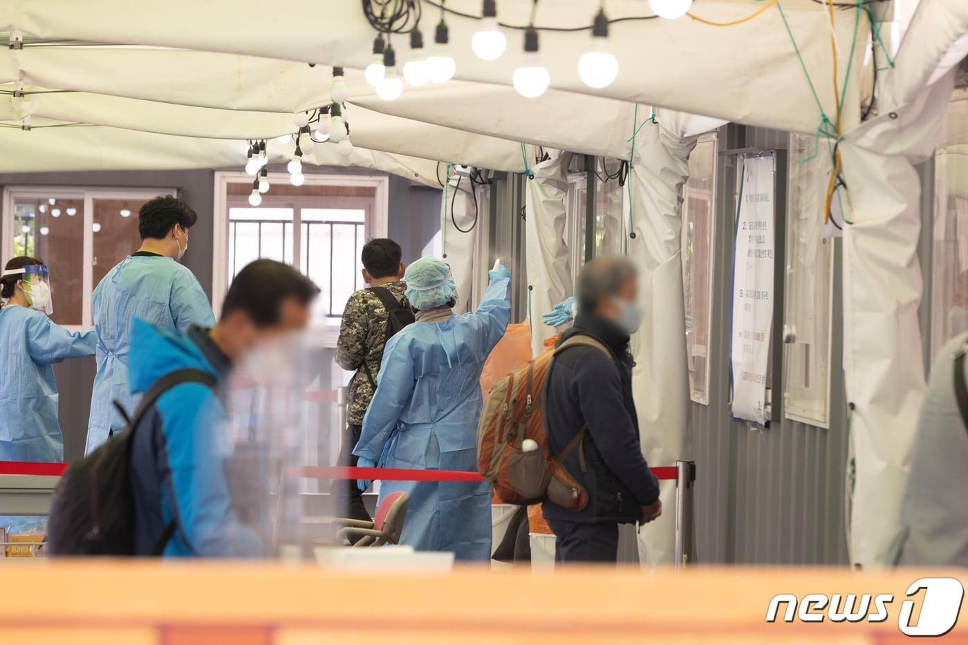 13일 오전 서울 중구 서울역 광장에 마련된 임시 선별진료소를 찾은 시민들이 검체검사 순서를 기다리고 있다. 2021.4.13/뉴스1 ⓒ News1 이재명 기자