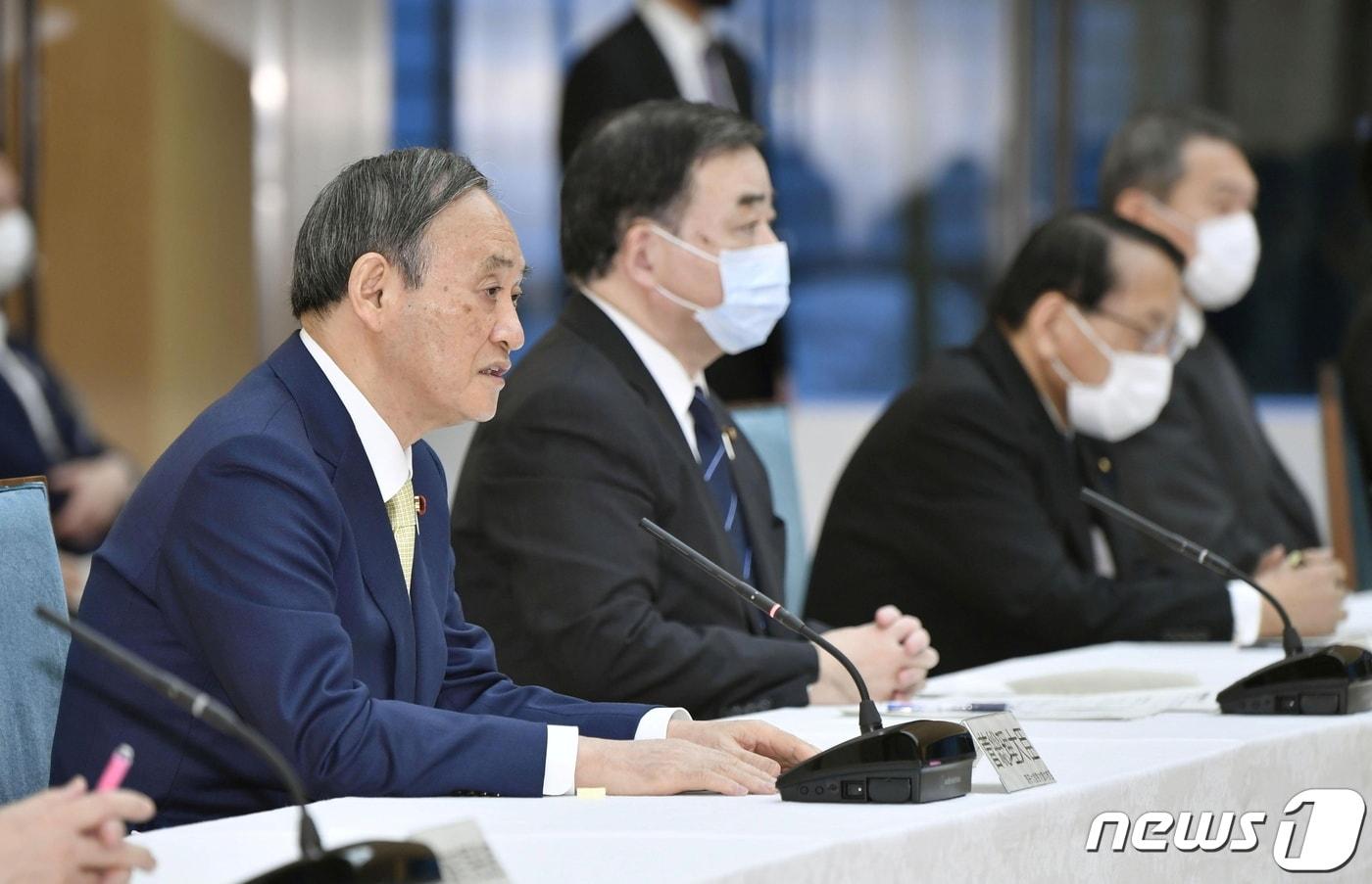 13일 오전 총리관저에서 열린 각의(국무회의)에 출석한 스가 요시히데 일본 총리. ⓒ 로이터=뉴스1