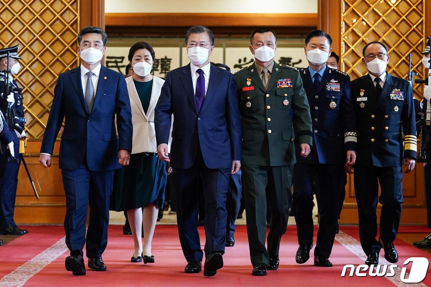 본문 이미지 - 문재인 대통령이 2021년 4월13일 청와대 본관에서 열린 해병대사령관 진급 및 보직신고식을 마친 후 환담장으로 향하고 있다.앞줄 왼쪽부터 서욱 국방부 장관, 문 대통령, 김태성 신임 해병대사령관, 원인철 합참의장, 부석종 해군참모총장. 2021.4.13/뉴스1 ⓒ News1 유승관 기자