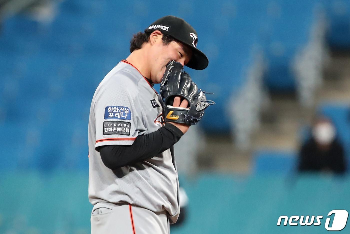 13일 오후 대구 삼성라이온즈파크에서 열린 &#39;2021 프로야구 신한은행 SOL KBO리그&#39; 삼성 라이온즈와 한화 이글스의 경기, 2회말 연속되는 볼넷으로 무사 만루 위기에 몰린 한화 선발 박주홍이 강판되며 아쉬워하고 있다. 2021.4.13/뉴스1 ⓒ News1 공정식 기자