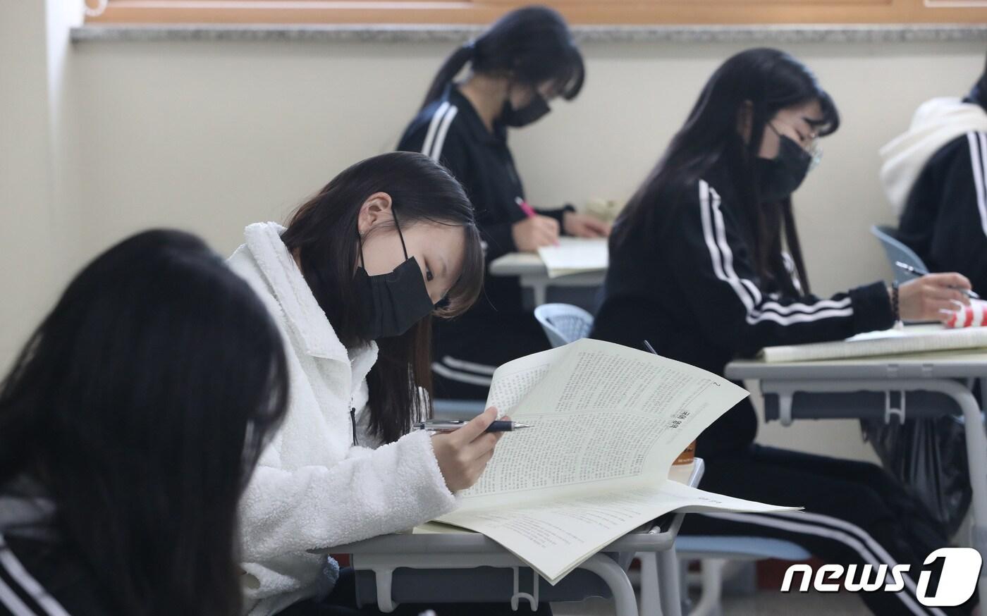 본문 이미지 - 경기 화성 한 고등학교에서 3학년 학생들이 지난달 14일 전국연합학력평가를 치르고 있다./뉴스1 ⓒ News1 김영운 기자